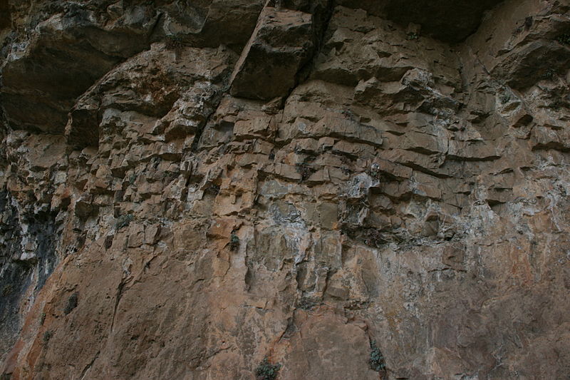 File:Acceso a la Cueva de la Hoz 06.JPG