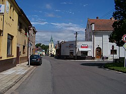 pohled od Komenského náměstí ulicí 5. května ke kostelu Nejsvětější Trojice