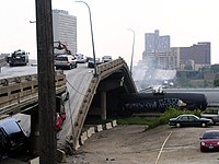 Zawalony most I-35W w Minneapolis w dniu katastrofy. Widok w kierunku południowym. Widoczny jest przejeżdżający pod mostem w chwili katastrofy pociąg towarowy, przygnieciony przez zawalony most