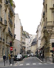 La rue de Grenelle vue depuis le boulevard Raspail.