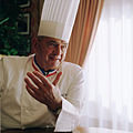 Paul Bocuse met sy blou-wit-rooi kraagbaadjie (’n toekenning wat hy met sy MOF-titel in 1961 ontvang het)