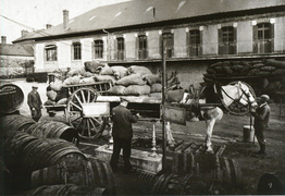 Pont bascule à Moret-sur-Loing devant la Coopérative agricole, vers 1900