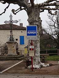 Arrêt de bus et croix.