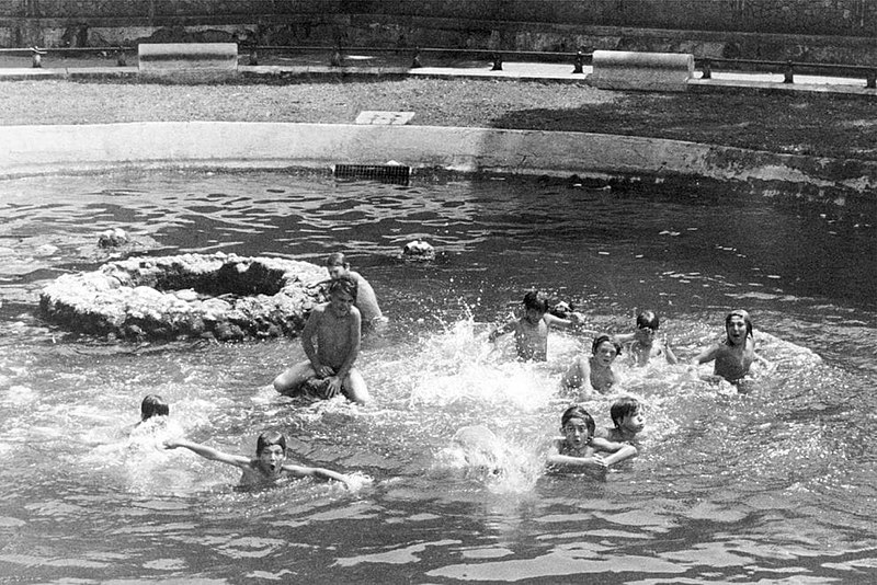 File:Neapolitan boys bathing in the Fountain of Molosiglio, Naples Italy 1950s.jpg