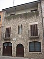 Casa a la plaça del Teatre (Banyoles)