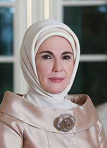 Portrait officiel d'Emine Erdoğan.