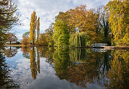 Schwetzingen - Schlossgarten - Großer Weiher - Westende mit Brücke im Herbst 2