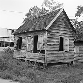 Voormalig arbeidershuis op plantage Vierkinderen, foto Coenraad Liebrecht Temminck Groll, 1971