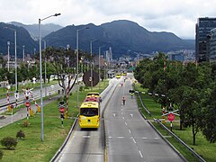 Os cerros de Bogotá dende a rúa 26.