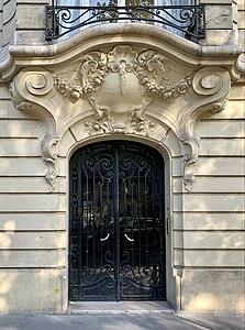 Rococo Revival volutes above the door of Avenue Kléber no. 47bis, Paris, unknown architect, 1908[13]