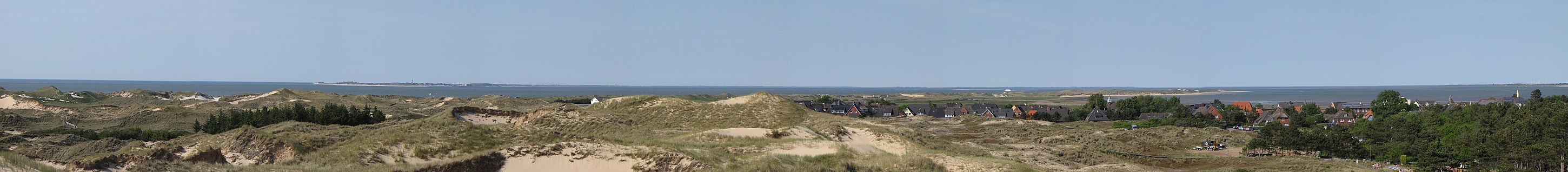 Panoramablick über den Norden Amrums von der Aussichtsdüne "A Siatler" (= die Setzerdüne) bei Norddorf. Die Düne ist mit 32 m der höchste natürliche Punkt Amrums. Über den Dünen ist Norddorf zu erkennen (mit der Nordspitze von Amrum). Links mittig am Horizont sieht man gut die Südspitze von Sylt mit Hörnum. Ganz rechts über dem Wald am Horizont ist teilweise die Insel Föhr zu erkennen.