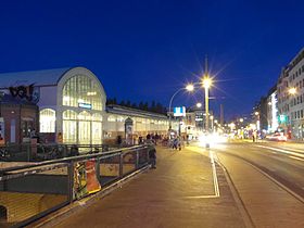 La station Warschauer Straße de nuit à gauche.