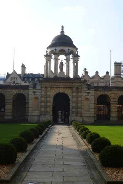 File:The Queen's College , Front quad and statue - geograph.org.uk - 4407047.jpg