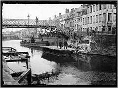 Tournai — Pont aux Pommes “Artificiers sur une pile de pont ; foule à l'arrière-plan„.jpg