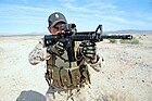 Prajurit Navy SEAL dengan senapan M4