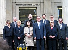 Das Kabinett nach der Wahl 2013 vor dem Niedersächsischen Landtag, von links: Antje Niewisch-Lennartz, Peter-Jürgen Schneider, Frauke Heiligenstadt, Gabriele Heinen-Kljajić, Christian Meyer, Stephan Weil, Olaf Lies, Cornelia Rundt, Stefan Wenzel und Boris Pistorius