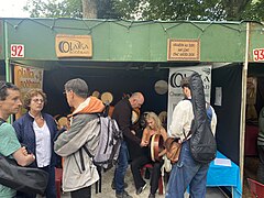 Festival Le Son Continu 2024, Château d'Ars (Indre), stand d'un facteur de Bodhran irlandais.jpg