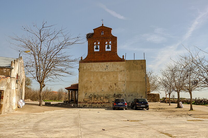 File:Iglesia de Garcirrey y frontón.jpg