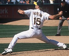 Tim Hudson pitching Oakland-108 (37624169181) (cropped).jpg