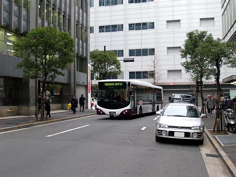 File:Hinomaru BS-10 Marunouchi Shuttle at Otemachi 2006.jpg