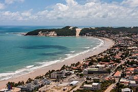 A Praia de Ponta Negra com o Morro do Careca, em Natal