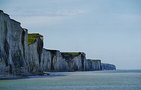 Ault (Somme), à l'ouest.