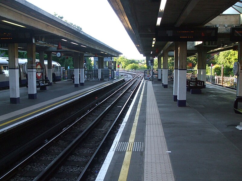 File:Arnos Grove stn centre northbound.JPG