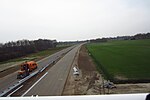 Zicht richting zuiden op aanbouw nieuw traject N18 vanaf nieuw viaduct Koldeveld (N347 bij Haaksbergen)