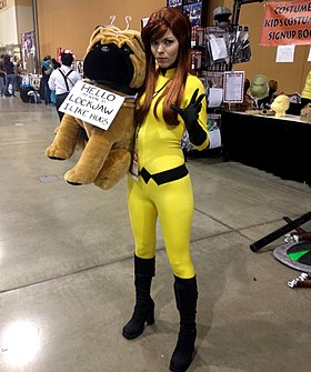 Cosplay de Crystal avec une peluche représentant son chien Gueule d'or.