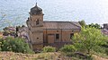 Eglise, avec le lac en toile de fond