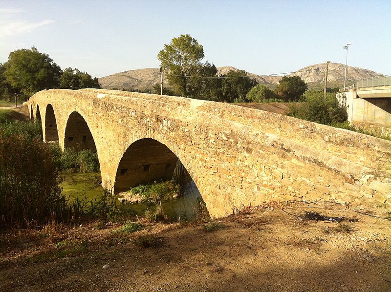 File:Gualta - pont vell sobre el riu daró.JPG