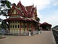 位于素艾哥洛主线的华欣站（英语：Hua Hin Railway Station）