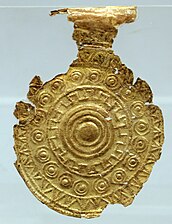 Pendentif en or. Nécropole d'Olmo Bello, tombe 22, vers 720-700 av. J.-C.