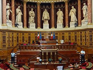 Les sept statues monumentales de la salle du Sénat.