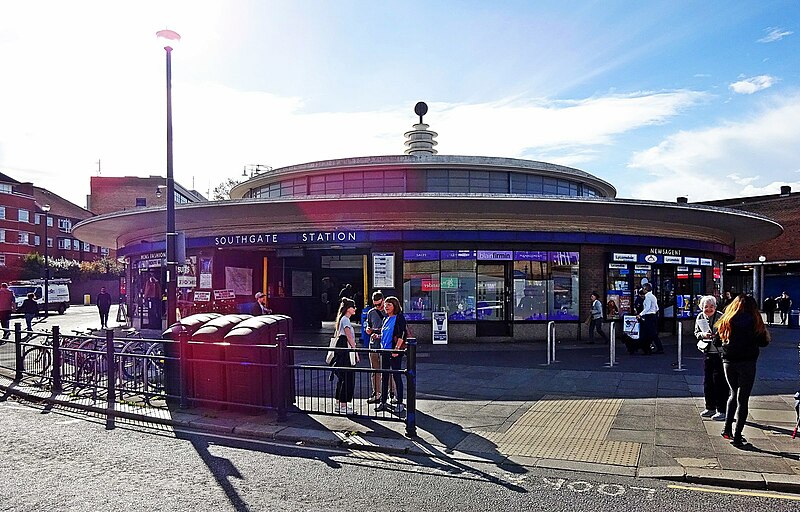 File:Southgate Station - geograph.org.uk - 5947516.jpg