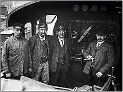 Tournai —– Locomotive 3330 - Cheminots dans la cabine intérieure. (détail).jpg