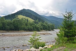 Черемош в оточенні гір