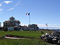 Une maison à façade abritée de Caraquet ressemblant à un phare.