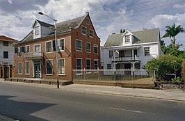 Het bisschopshuis (nr 12) met rechts ervan het bijhuis (nr 10) in 1997