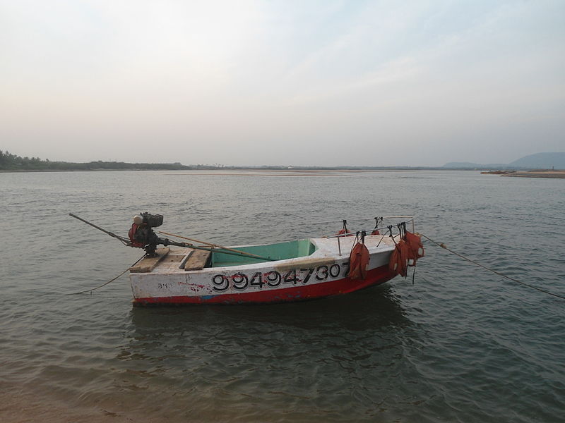 File:Boat in River Gosthani at Bheemili beach.JPG