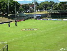 Vue d'un terrain de rugby entouré de tribunes