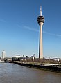 Düsseldorf, la tour (der Rheinturm) depuis le pont (Hafenbrücke)