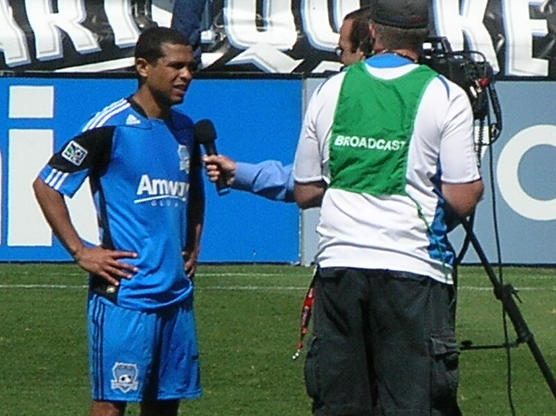 File:Geovanni after Galaxy at Earthquakes 2010-08-21 2.JPG