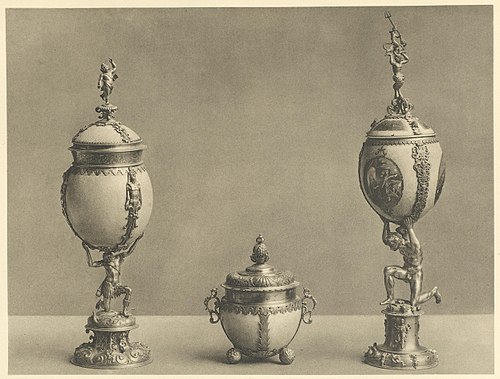 1. Straußeneipokal mit Amor als Krönung. Wohl von Jürg Ruel in Nürnberg / 2. Straußeneidose eines Dresdner Meisters des 17. Jahrhunderts / 3. Straußeneipokal mit grotesken Figuren als Krönung. Deutsche Arbeit des 17. Jahrhunderts