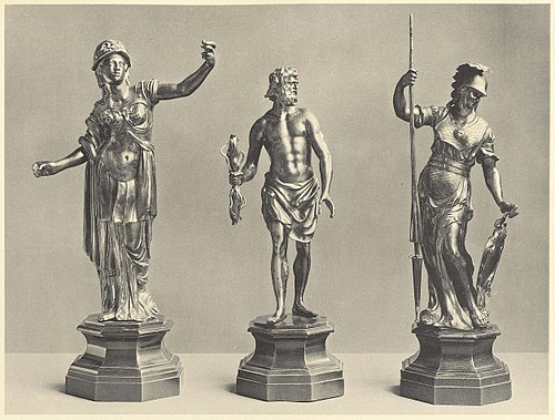 Drei in weißem Silber getriebene Figuren auf Holzsockeln: 1. Athene von Abraham Drentwett in Augsburg um die Mitte des 17. Jahrhunderts / 2. Schreitender Jupiter mit dem Blitzbündel von demselben Meister / 3. Athene von Philipp Küsel in Augsburg um 1680