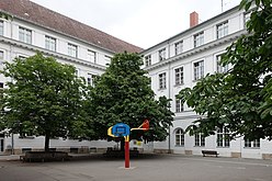 43. Gemeindeschule (de), Fontaine, cour