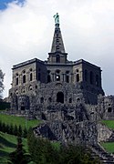 Monumento ortogonale, sormontato dalla statua di Ercole