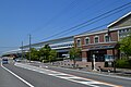 図書館の建物と伊勢湾岸自動車道