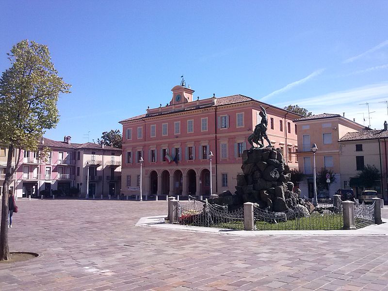 File:Piazza Europa Agazzano.jpg