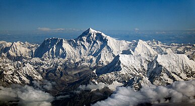 Lugfoto vanaf die suide; agter is die pieke Nuptse en Lhotse